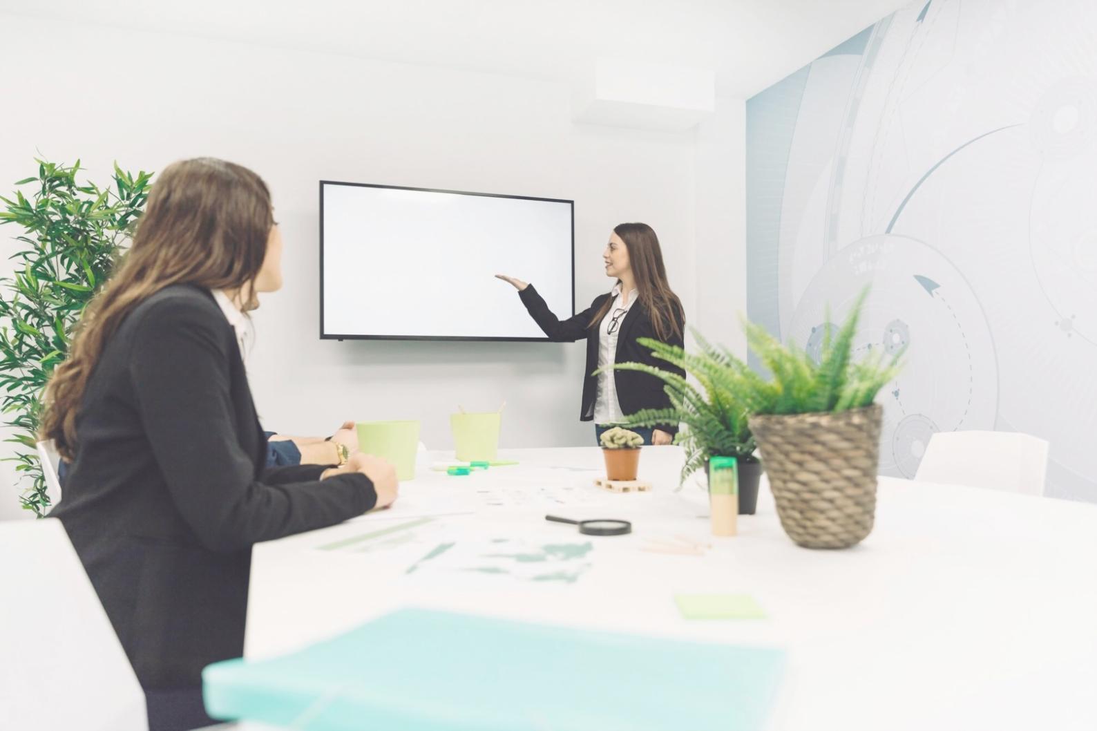 Schüler bei der praktischen Arbeit im Studio